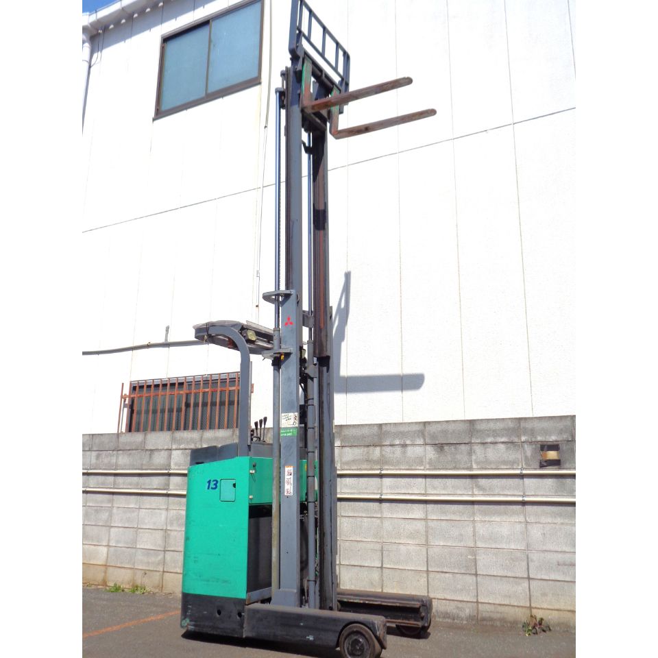 三菱ロジスネクスト製リーチ式フォークリフト 作業イメージ