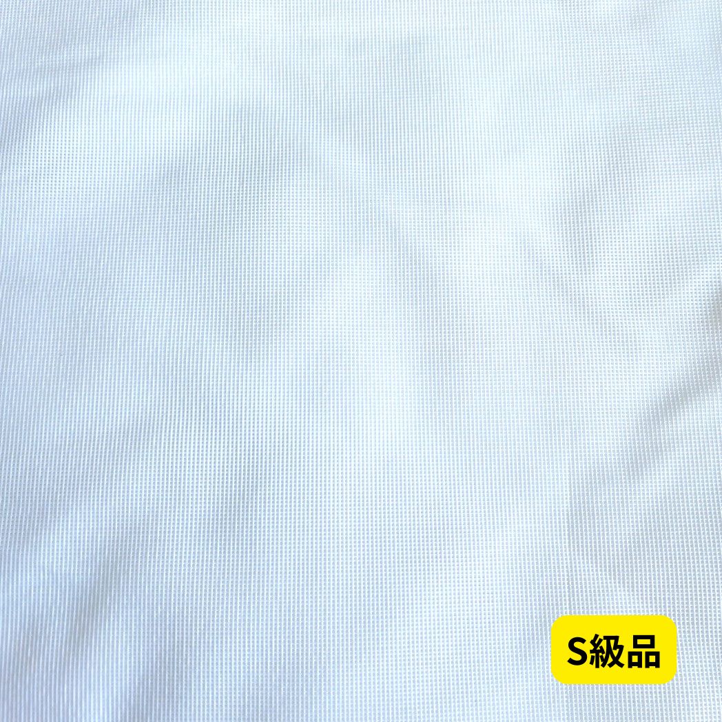 現場で使用される中古の白メッシュシートを拡大した写真