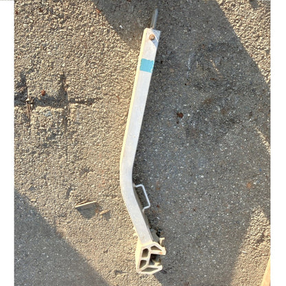 整備済みの中古アルミ支柱（アイテック製）を横から撮影した画像