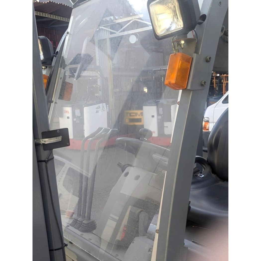 サイドシフト付き中古バッテリー式フォークリフト トリンカの運転席と操作レバー