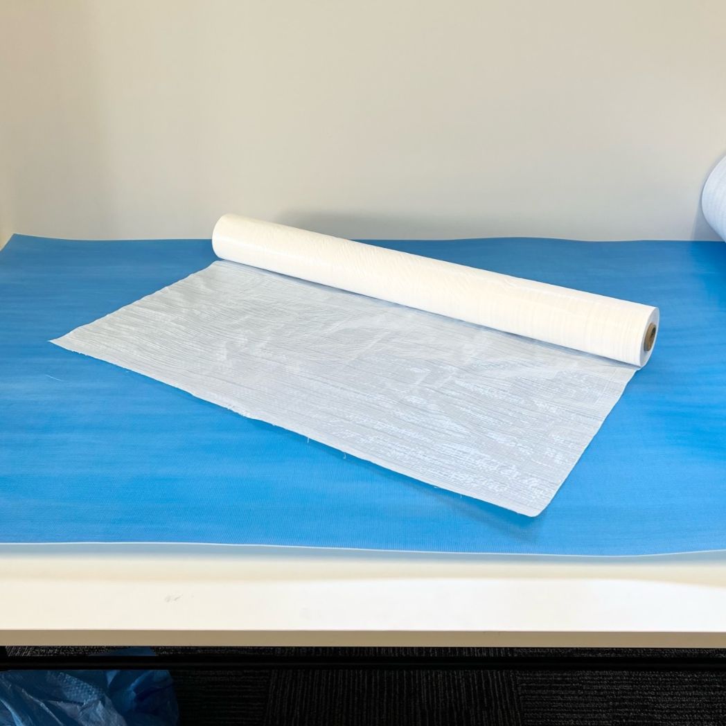 明るく清潔感あるホワイトシート原反を広げた様子